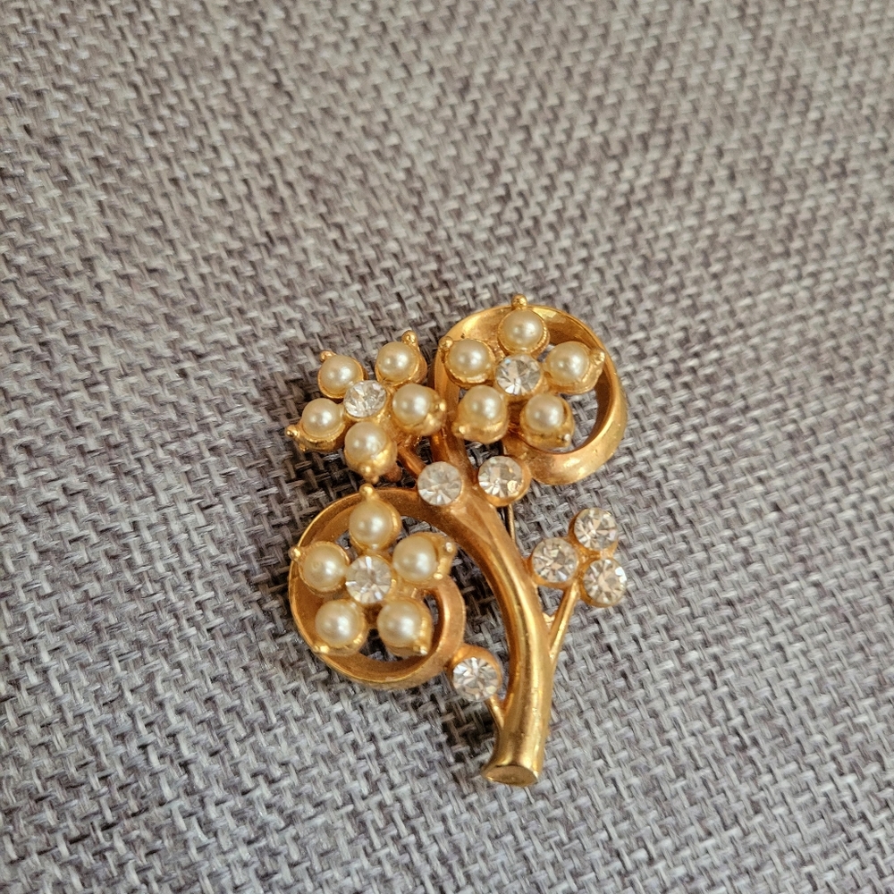 Elegant Gold and Pearl Brooch
